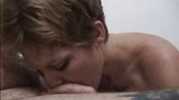 Ashlie Madison dina pakéan bolong seksi