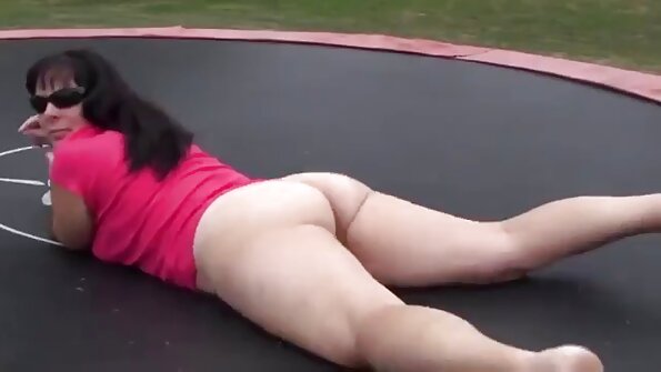 Talia Shepard mintonkeun kageulisan dirina dina jubah seksi - video HD