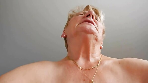 SpunkyAngels - Dina video ieu, Ravon taranjang di kamar mandi ngaroko roko jeung fingering pussy pink nya nepi ka manéhna cums.