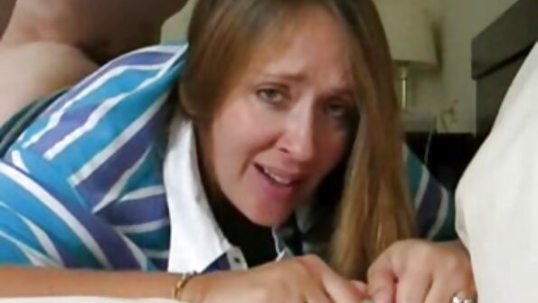 Taylor Lain nyandak vidéo poto anjeunna cumming dina sofa na